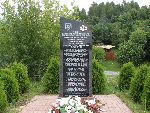 Stanisaw ukasik upamitniony na pycie pomnika w Konopnicy. Stan z dn. 16 stycznia 2006 r. (fot. Piotr Kononowicz, za Wikimedia Commons).