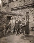 Czesaw Bryski (drugi od lewej, w biaej koszuli) przed domem rodzinnym w Kokaninie (fotografia z archiwum rodzinnego Ewy i Stanisawa Bryskich).