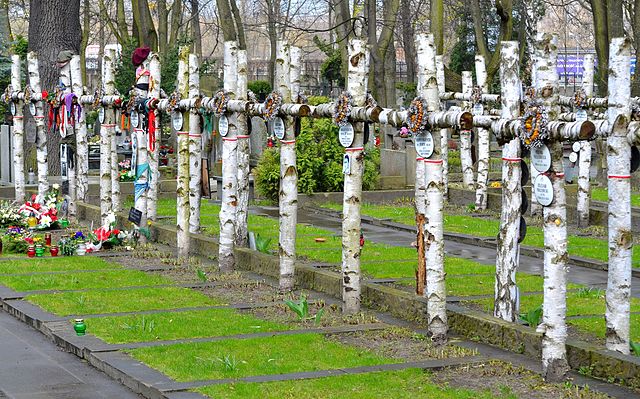 Kwatera onierzy batalionu Zoka polegych w Powstaniu Warszawskim zlokalizowana na Cmentarzu Wojskowym w Warszawie (fot Adrian Grycuk, CC BY-SA 3.0 pl, https://commons.wikimedia.org/w/index.php?curid=31986958).