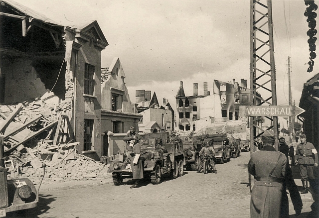 onierze niemieccy w Sochaczewie zniszczonym w trakcie walk nad Bzur we wrzeniu 1939 r. (fot. ze zb. Andrzeja Kornackiego).