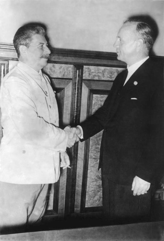 Jzef Stalin i Joachim von Ribbentrop, Moskwa, 25 sierpnia 1939 (rdo: Wikimedia Commons).