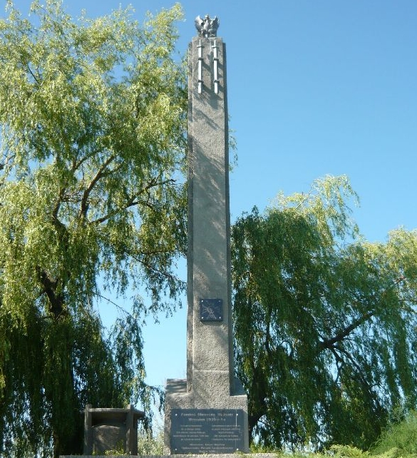 Pomnik powicony zamordowanym w ladowie onierzom i osobom cywilnym we wrzeniu 1939 r. - fot. T. Karolak.