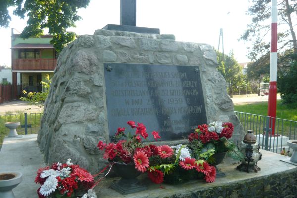 Pomnik w miejscu zbrodni na 50 onierzach Bydgoskiego Batalionu Obrony Narodowej w Boryszewie - fot. T. Karolak.