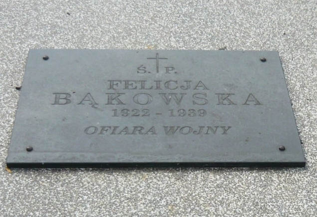 Felicja Bkowska (1922-1939), ofiara wojny - fragment nagrobka na cm. parafii w. Wawrzyca przy ul. Traugutta w Sochaczewie (fot. T. Karolak).