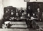 Izydor Delewski jako nauczyciel Publicznej Szkoły Powszechnej Żeńskiej w Wąbrzeźnie, przed 1939 r. (źródło: Jabłońska L., Kornacka K., Stulecie Szkoły Podstawowej nr 2, https://wabrzezno.com/2013/12/stulecie-szkoly-podstawowej-nr-2-2).