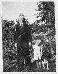 Franciszek Kmieciak ze swym 5-letnim synem Henrykiem w lesie pod Nowym Miastem, gdzie po raz ostatni przed wybuchem wojny spotka si z on (fot. ze zb. rodzinnych).