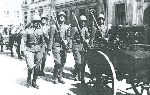 Por. Franciszek Walewski (pierwszy z lewej) jako dowdca plutonu 2 kompanii ckm 14 puku piechoty, 1939 r. (fot. ze zb. Mariana Ropejki).