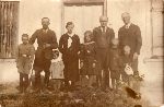 Wadysaw Mauszyski (drugi z prawej) wraz z rodzestwem (od lewej: Stanisawem, Kazimier i Bolesawem) i bratankami w Radoszewicach w 1938 r. (archiwum rodzinne).