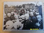 Sier. Jzef Gruszewicz wraz z on Wadysaw w trakcie wita 18 puku piechoty w Skierniewicach, przed 1939 r. (fot. ze zb. rodzinnych).