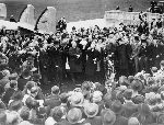 Chamberlain na lotnisku w Londynie prezentuje ukad monachijski, 30 wrzenia 1938 (rdo: Wikimedia Commons).